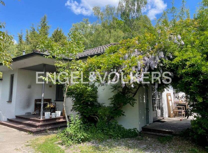 Attraktiver Bungalow auf traumhaftem Grundstück in optimaler, ruhiger Feldrandlage.
