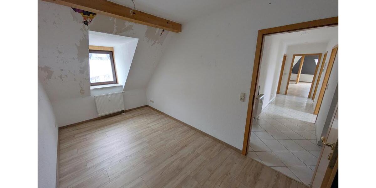 Dachgeschoßwohnung Zwickau - 4 Zimmer, 95 m&sup2;, 620&euro; | Angebot:26008252