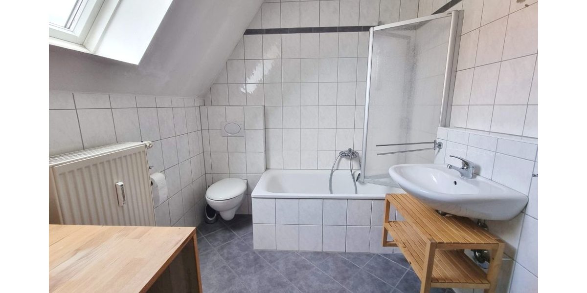 Schöne 3-Zi-Whg - FÜR MAXIMAL 2 PERSONEN -Einbauküche – Tageslichtbad – Wiesengrund in Laufweite zimmer