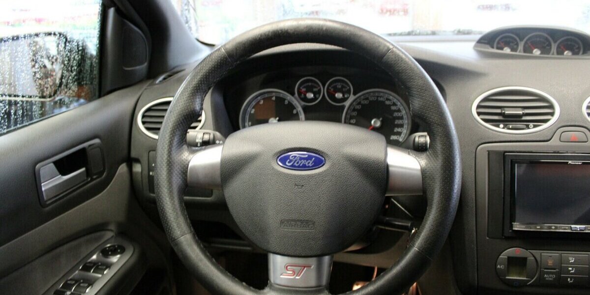 Ford Focus 2.5 MK2 ST - Recaro - SHZ -Navi - 96.133 km 12.980 € Euskirchen 53881