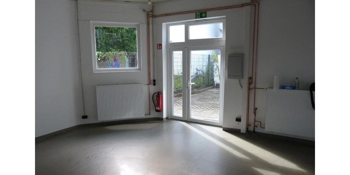 Gewerbehalle mit Büro, Garagen und Sozialräumen 170 qm zimmer