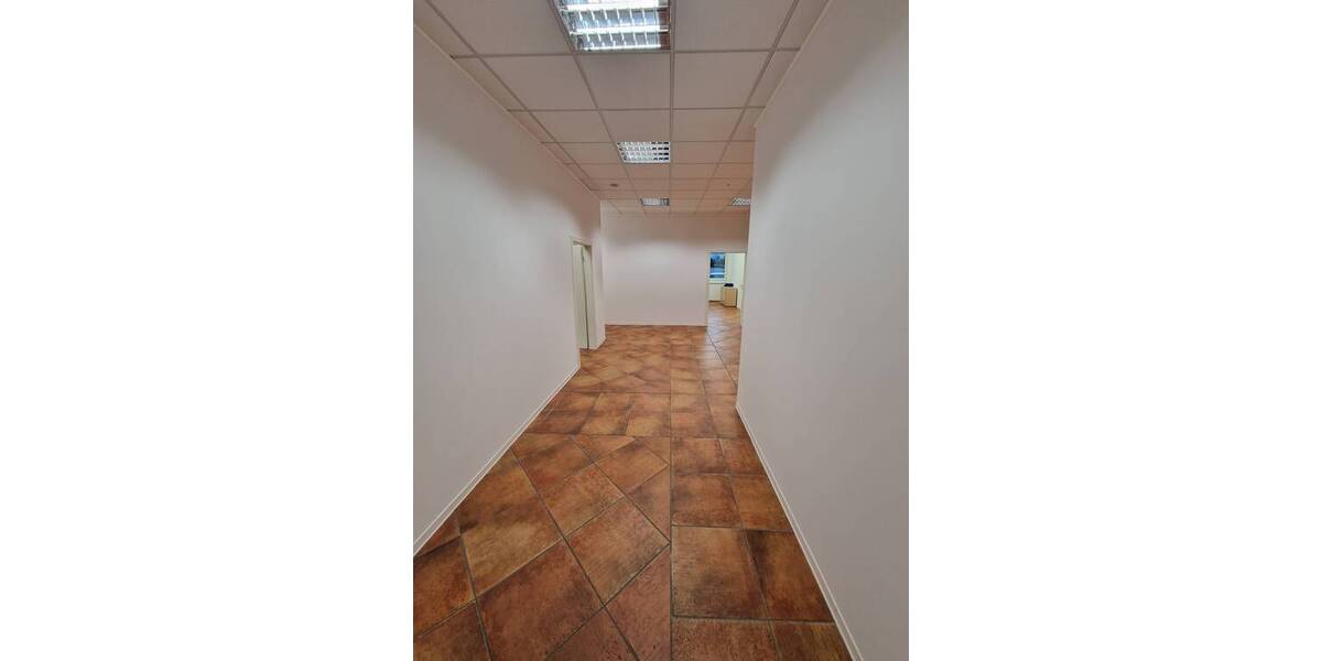 Großzügige Büros im EG mit direktem Zugang und Parkplätzen 4 zimmer