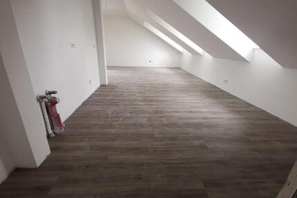 Helle, freundliche 2- Zimmer Dachgeschoßwohnung mit Balkon