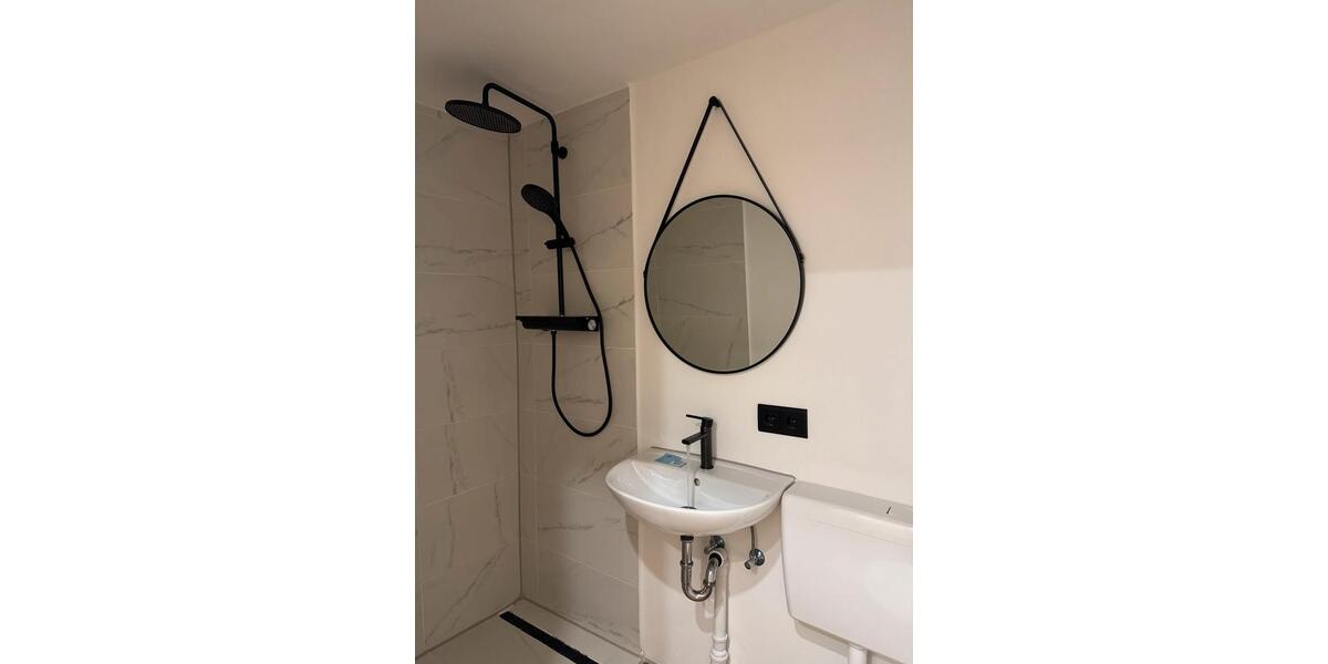 Kernsanierte 2-Zimmer-Dachgeschosswohnung mit EBK 2 zimmer