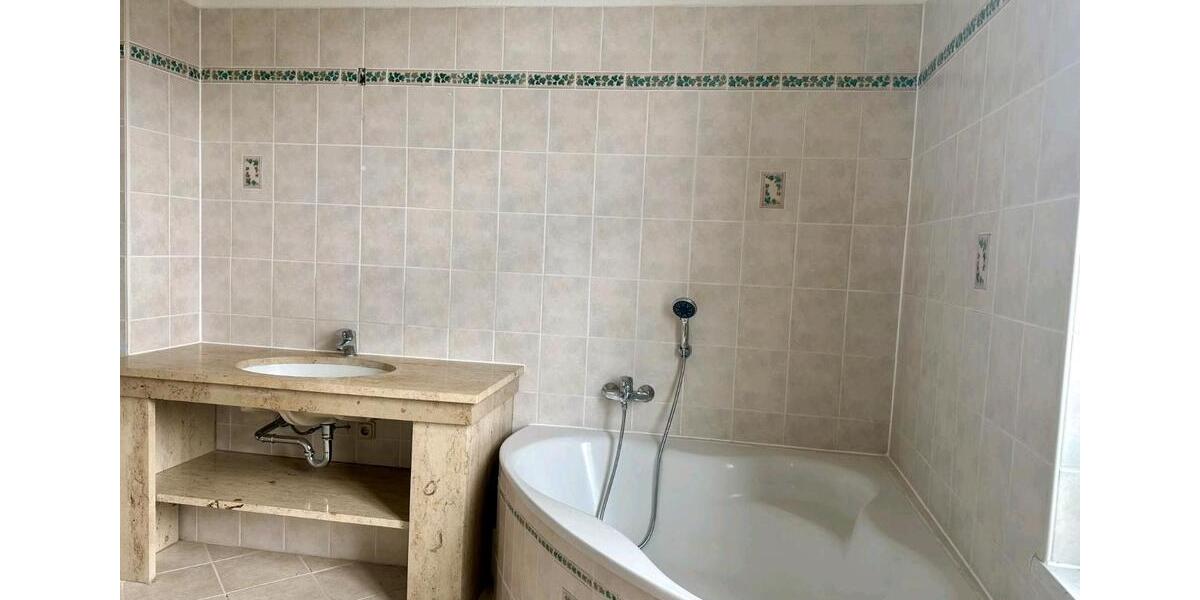 3-Raum-Whg. mit 96qm, KfZ-Stellplatz, 2 Balkonen, in bester Lage 3 zimmer