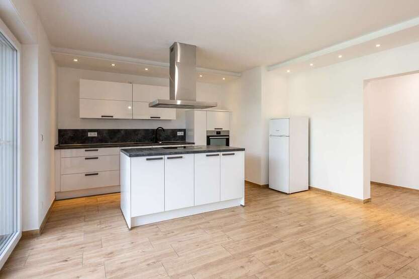 Neuwertiges Mehrfamilienhaus in Hamm-Heessen: 3 Einheiten, Gewerbefläche & privater Garten
