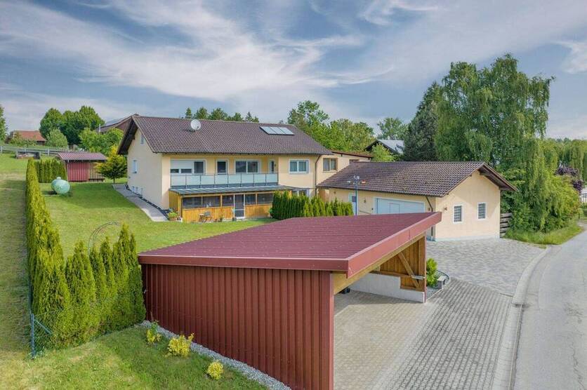 Großzügiges Zweifamilienhaus in ruhiger Ortsrandlage eines kleinen Weilers