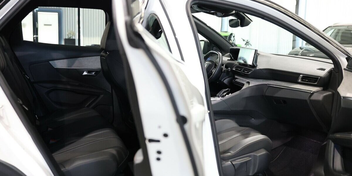 Peugeot 3008 1.2 PureTech ALLURE GT-LINE / I-COCKPIT,LED 22.000 km 17.777 &euro; Hamm 59077