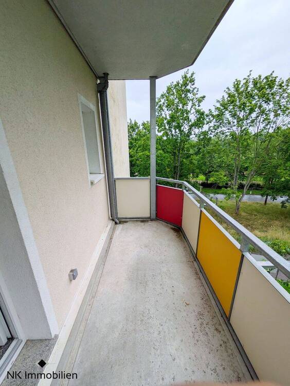 ++ schöne & günstige 3-Raum-Wohnung - großer Balkon mit Ausblick ins Grüne ++