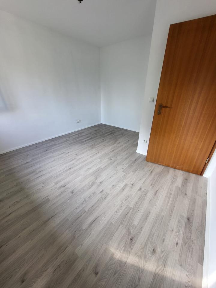 2-Zimmer Wohnung mit Balkon und Keller, großes Bad, ohne EBK