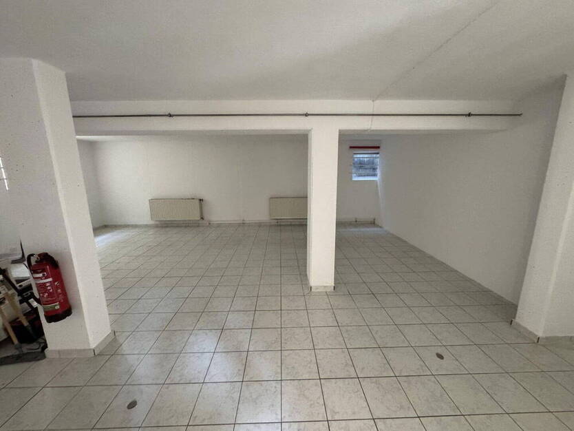 LadeneinheitBüroPraxisLager mit 8 Stellplätzen
