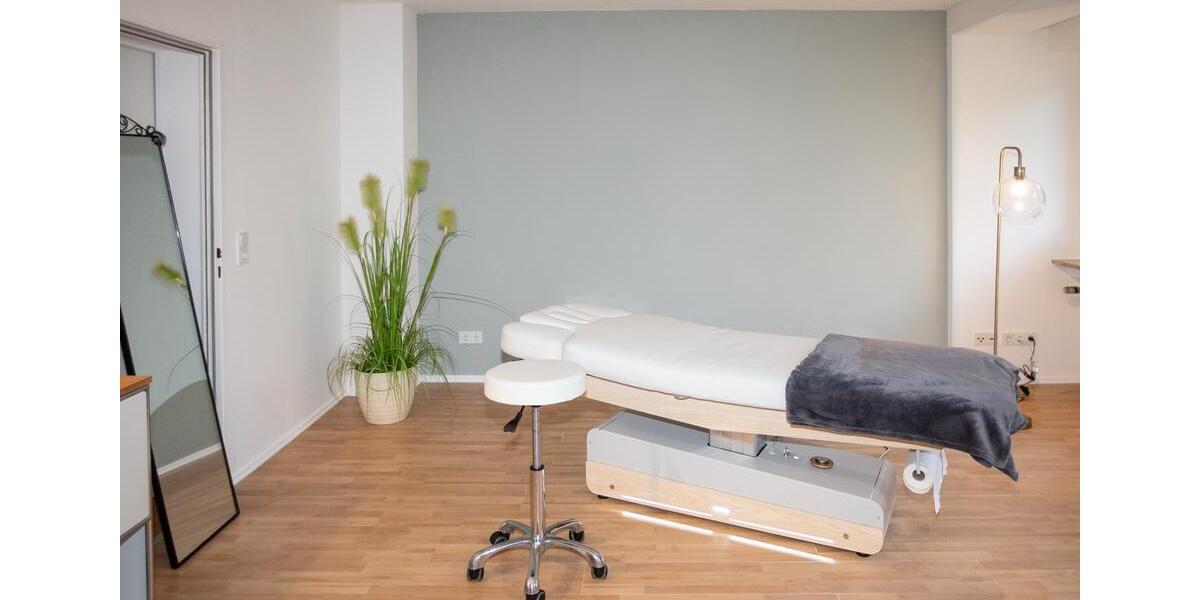 Freier Behandlungsraum in Kronberg- hell, ruhig, mitten im Grünen zimmer