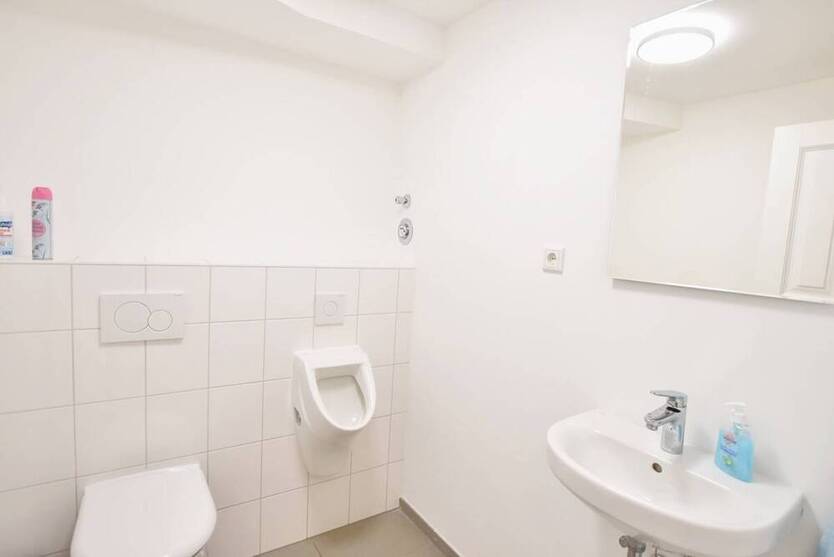 Top gepflegte 3 Zimmer Büro- Praxisfläche in begehrter Lage