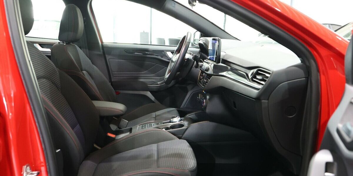 Ford Focus Tunier 1.5 EB ST-LINE / 1.HAND / PANORAMA 60.000 km 17.991 &euro; Hamm 59077