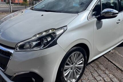 Peugeot 208 99.000 km 8.690 &euro; Berlin - Tempelhof 12107