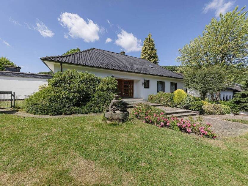 Stilvolle Rarität in versteckter Lage: Einfamilienhaus mit traumhaftem Grundstück und Doppelgarage!