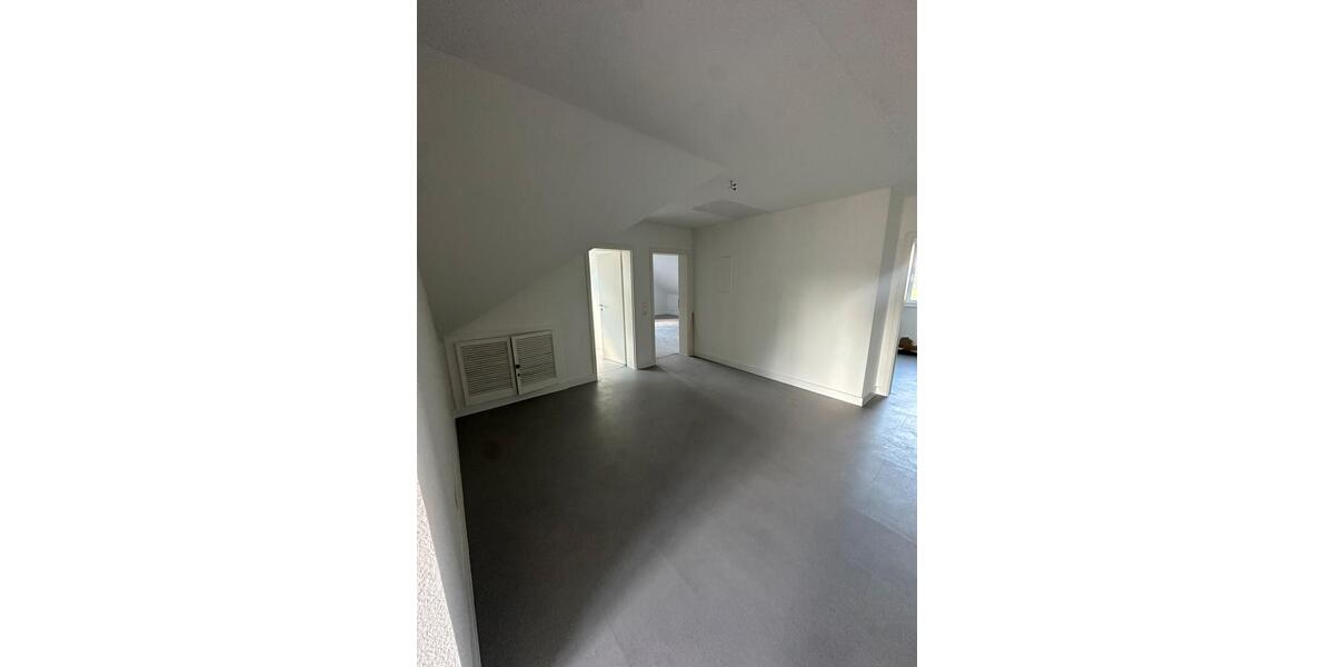 Wohnung zu vermieten ab sofort (Komplett kernsaniert) 4 zimmer