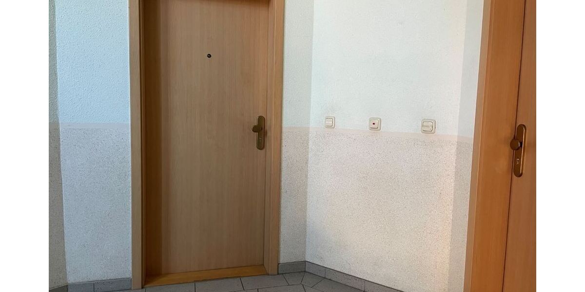 Zur ANLAGE: Komplett renoviert und modernisiert - mit Tageslichtbad, Balkon, Garage und Stellplatz! - Erdgeschoßwohnung Bärenstein Niederschlag | Angebot:26003489