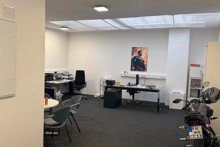 Wohnhaus und Wohnung und Lager mit Innenhof 80 m2 4 zimmer