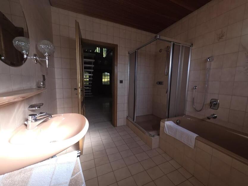Großes Wohnhaus in schöner ländlicher Umgebung