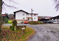 Großes landwirtschaftliches Anwesen mit 2 Häusern, Nebengebäuden, Wohnmobilstellplätzen etc.