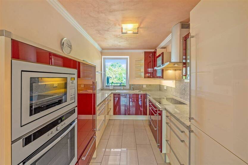 Hochwertige Penthouse-Wohnung mit großem Balkon und Kfz-Stellplätzen 3 zimmer