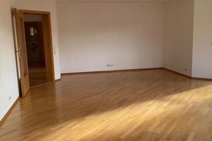 Helle 3 Zimmer Wohnung mit Küche, Garage, Kellerabteil 3 zimmer