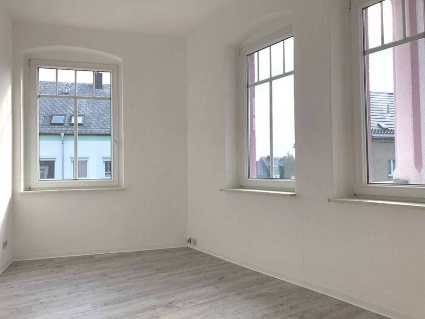 Gepflegte Zwei-Zimmer-Wohnung mit BalkonEinbauküche im Mietpreis enthaltenTageslichtbad zentral gelegen am Fuße der Augustusburg