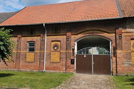 Kleines Wohnhaus mit großen Scheunen, Gartenfläche und Weidefläch