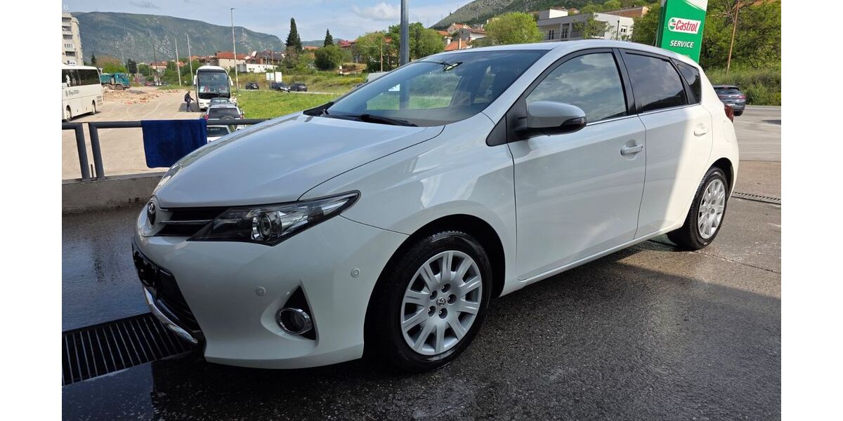 Toyota Auris 175.250 km 8.000 € Stuttgart 70372