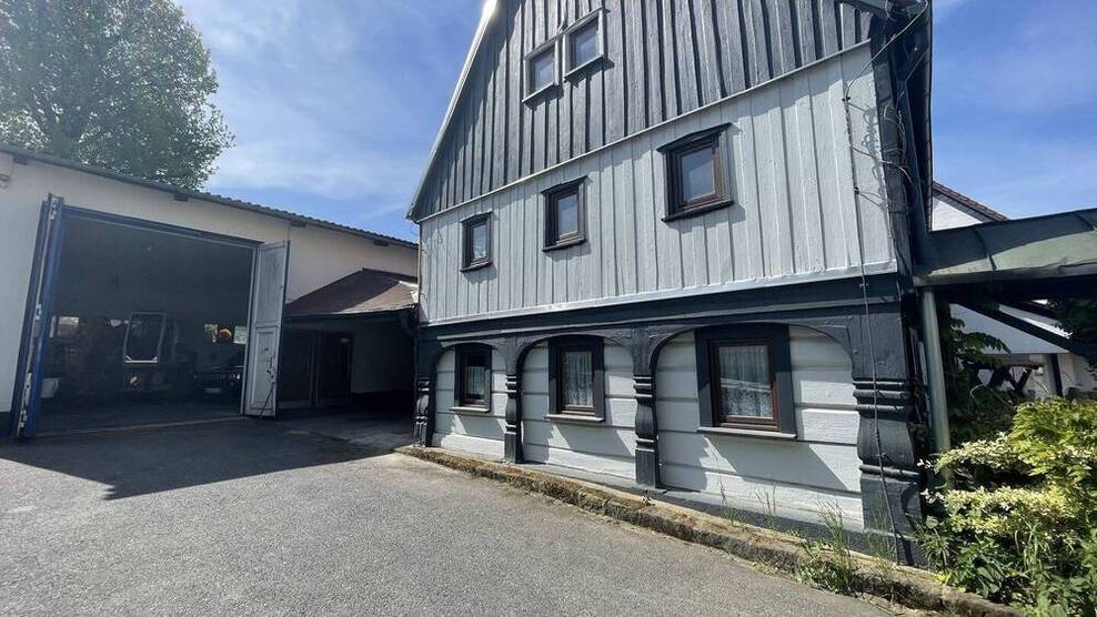 Gebäudeensemble im großer GarageHalle