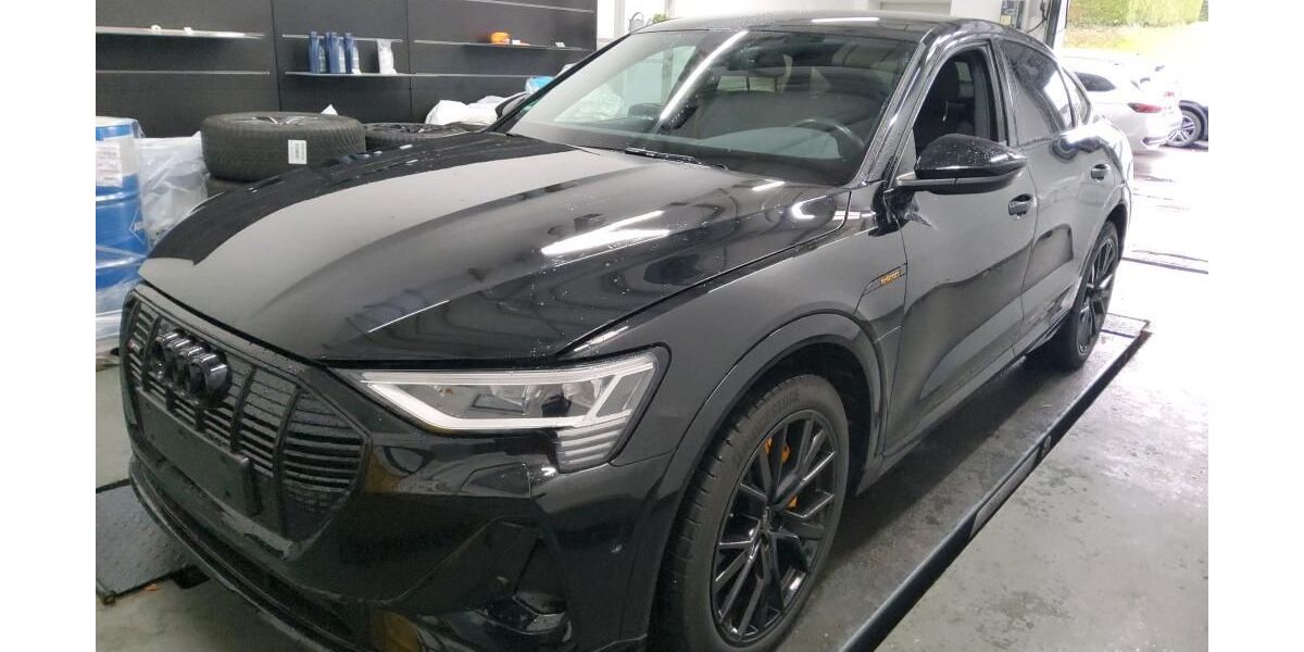 Audi e-tron 28.230 km 35.990 &euro; Hamburg 22047