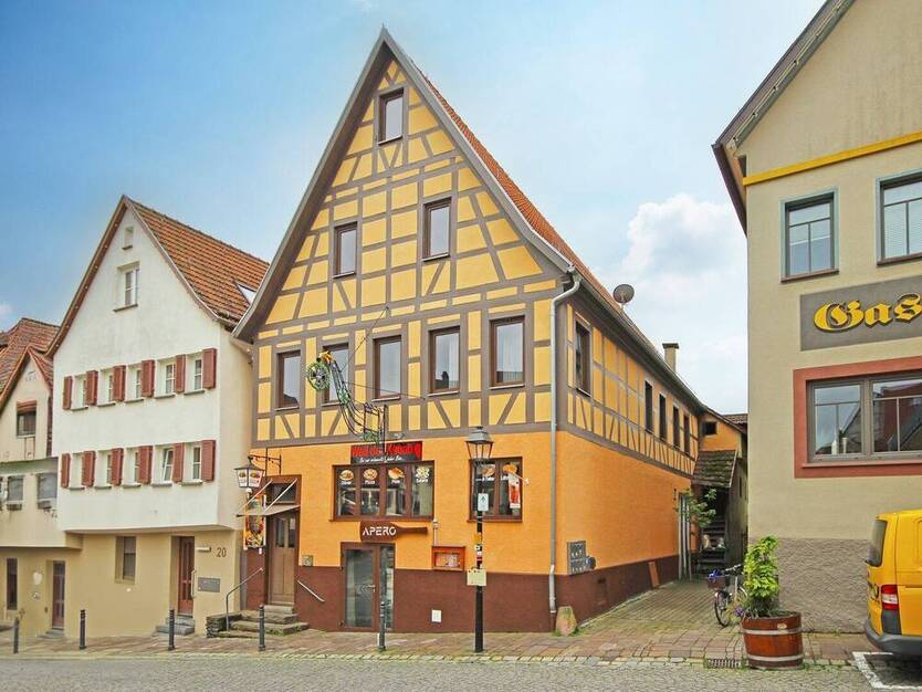 Möbliertes WG-Zimmer in einer großzügigen 5-Zimmer-Wohnung