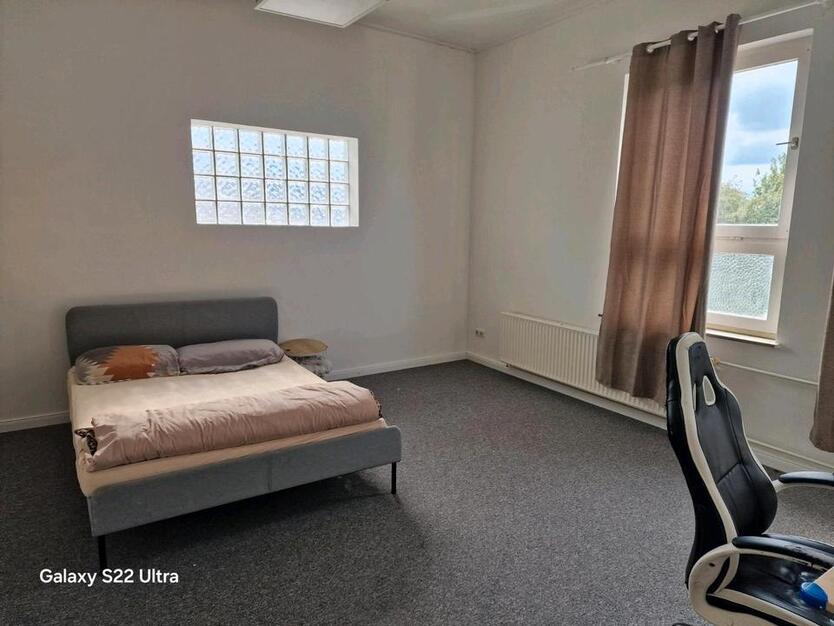 GewerbeImmobilie mit Wohnung, Büros, Lager und Garage – 300 m²