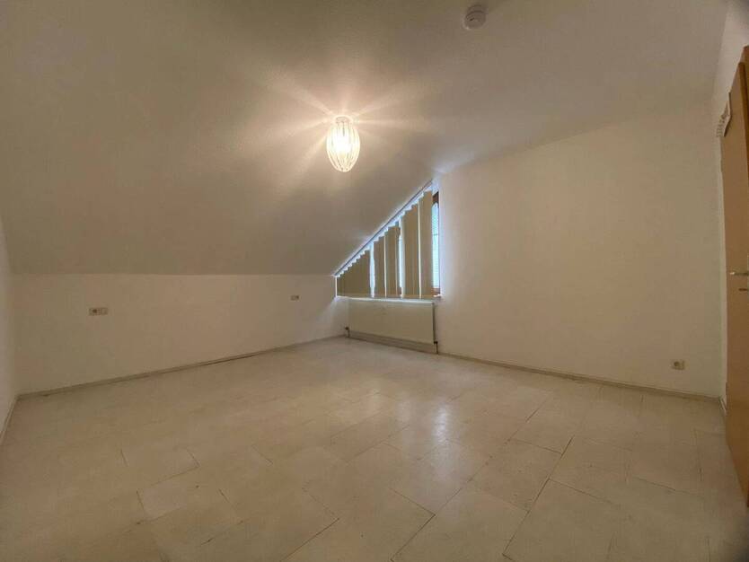 Ruhige 75?m²-DG-Wohnung mit Komfort: Einbauküche & Garage inklusive 3 zimmer