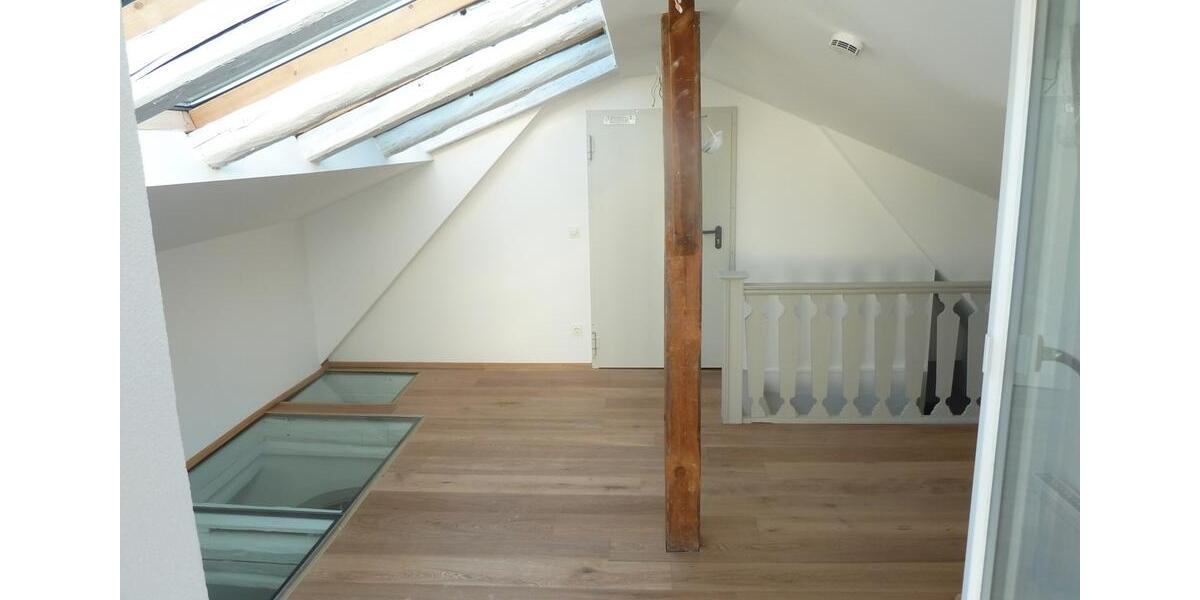 *Wunderschöner Altbau* Renovierte, großzügige Maisonettewohnung mit Dachterrasse in zentraler Lage 4 zimmer