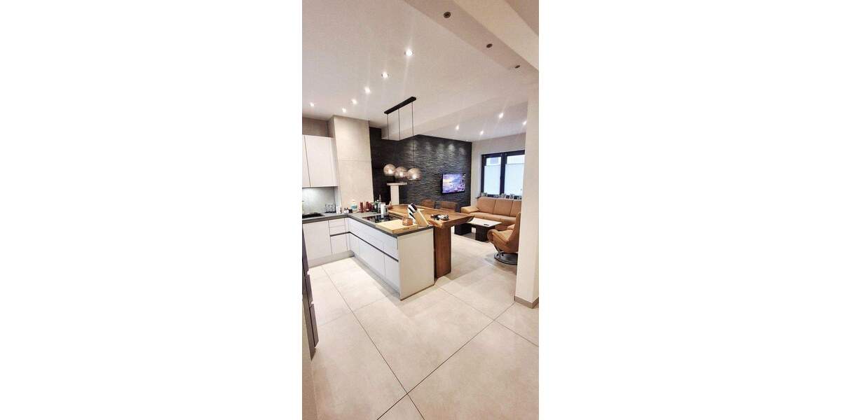 Bieterverfahren! zentrales Wohnjuwel: kernsaniertes Reihenhaus mit Solar, Kamin & Klima 3 zimmer