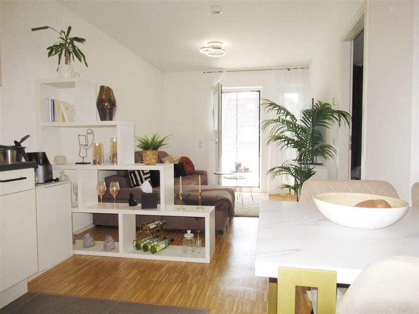 2 Zimmer Whg. Eignet sich für eine Einzelperson! Balkon, EBK, Parkett + Fußbodenheizung. 2 zimmer