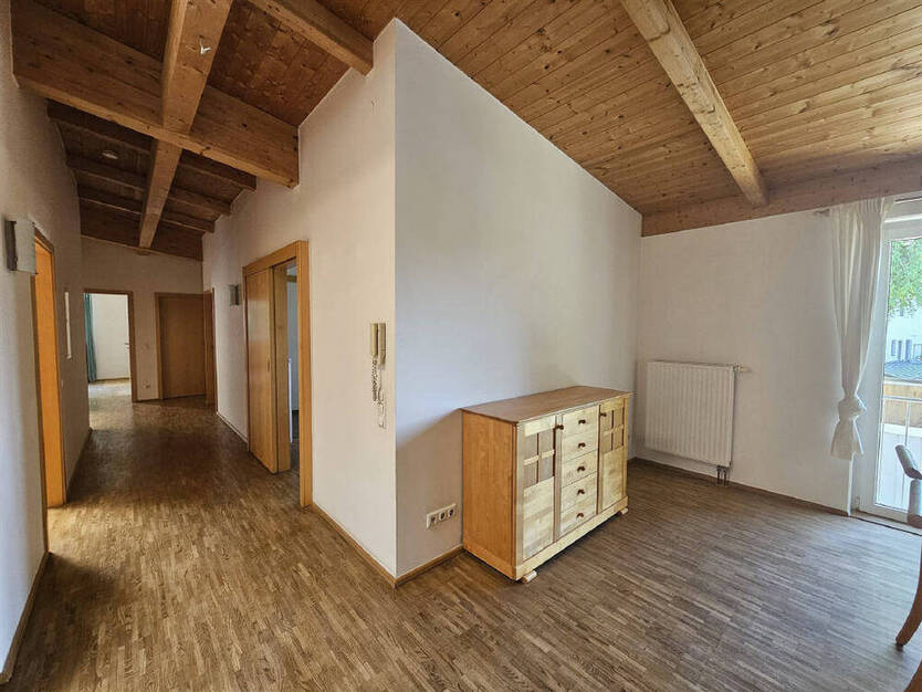 Ideal für Paar! 5 Zimmer Wohnung im ersten OG mit Balkon
