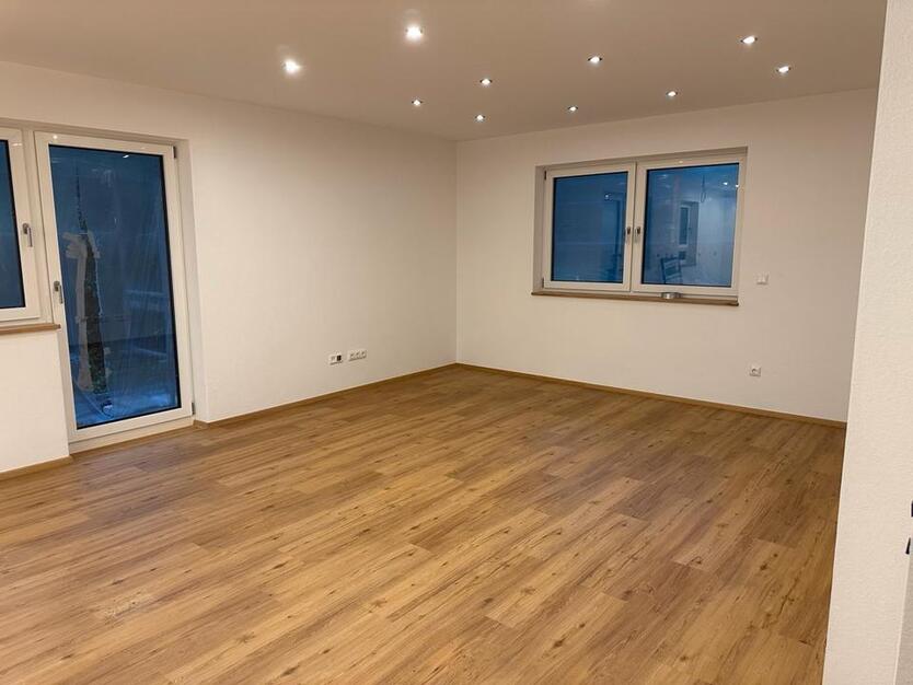 90 qm NeubauWohnung, Erstbezug mit Balkon + ggf. Garten