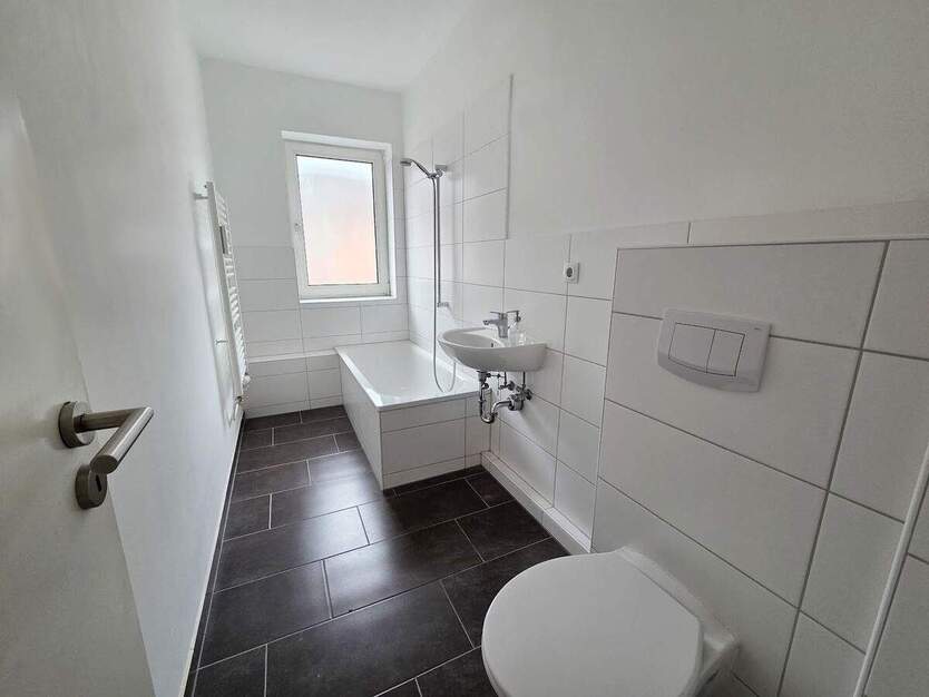 Direkt einziehen!! 2 Zimmer + separate Küche mit Einbauküche + Tageslichtbad mit Wanne 2 zimmer