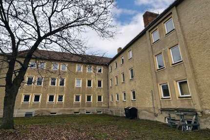 Sangerhausen: Solides Mehrfamilienhaus zum Sanieren, nur 250 EURqm Soll-Wfl. 3 zimmer