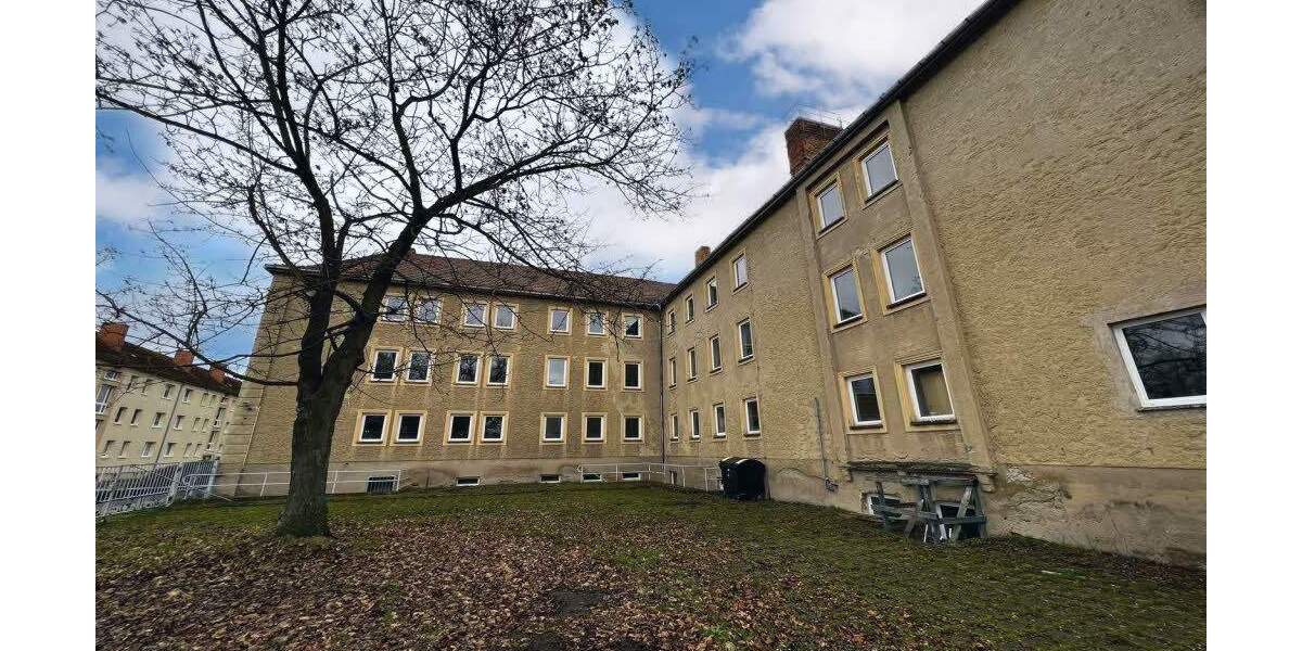 Sangerhausen: Solides Mehrfamilienhaus zum Sanieren, nur 250 EURqm Soll-Wfl. 3 zimmer
