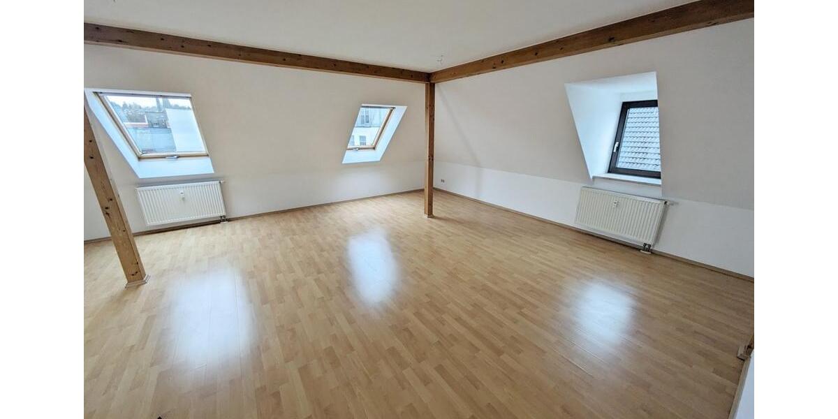 Dachgeschoßwohnung Zwickau - 3 Zimmer, 88 m&sup2;, 560&euro; | Angebot:26008237
