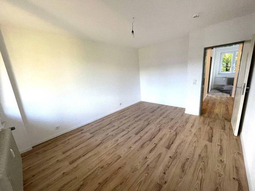 **Helle & frisch renovierte 2,5-Zimmer-Wohnung - mit Balkon & Aufzug** 2 zimmer