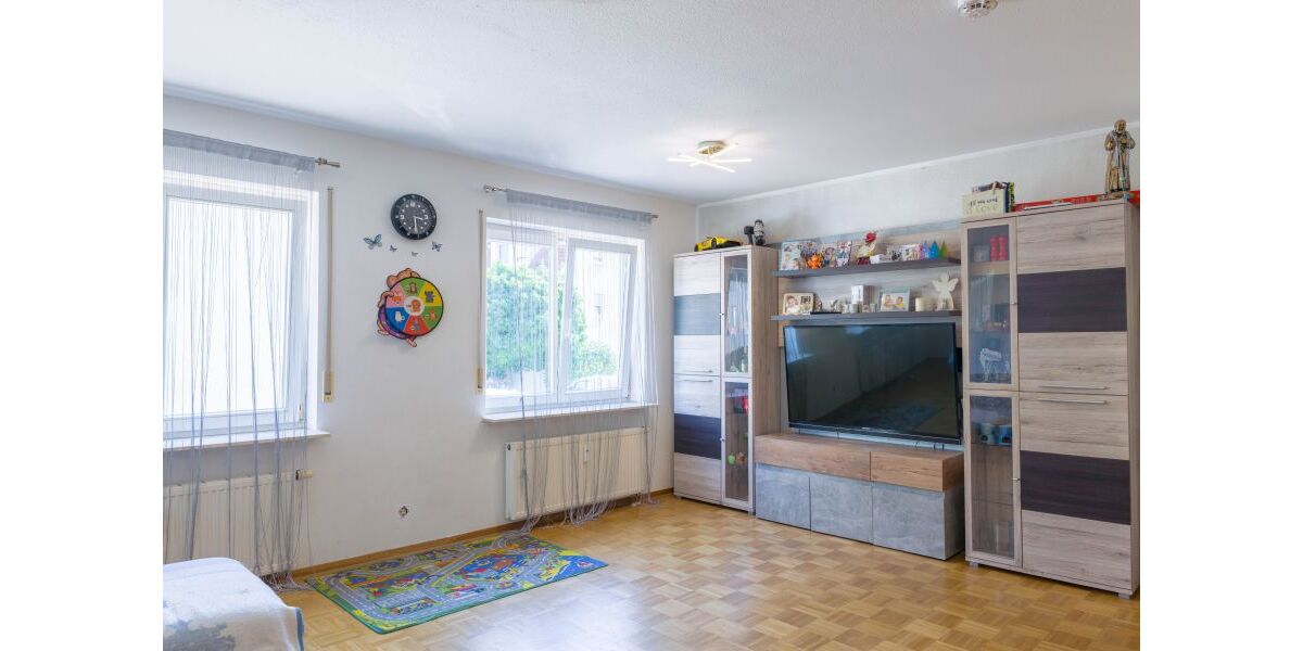 Provisionsfrei* Großzügiges Zweifamilienhaus - zwei Wohneinheiten, Terrasse, Balkon und eigene Stellplätze - Zweifamilienhaus Göppingen Faurndau | Angebot:26961593