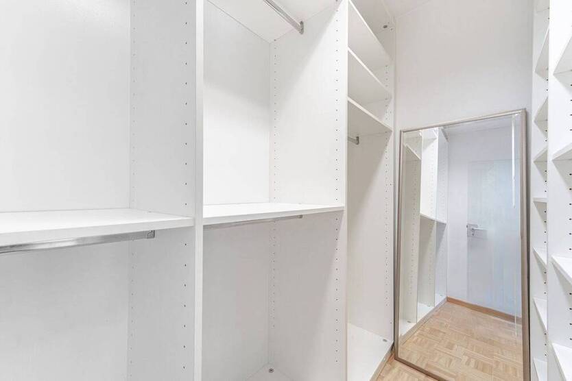 Großzügige und sehr gepflegte 4-Zimmer-Wohnung mit 2 Balkonen und Einbauküche.