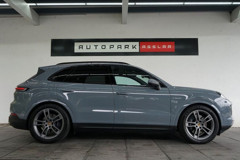 Porsche Cayenne 29.980 km 95.880 € Asslar 35614
