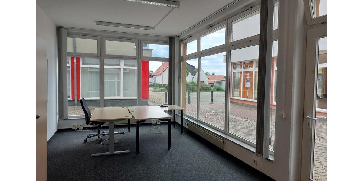 Gewerbefläche mit großer Fensterfront im Erdgeschoss zu vermieten. zimmer