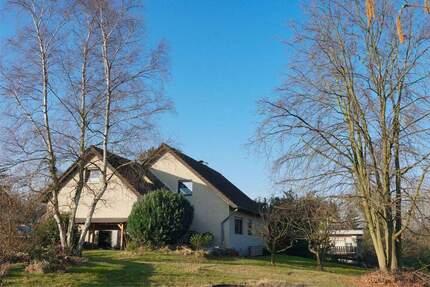 Freistehendes Zweifamilienhaus mit großem Grundstück 7 zimmer